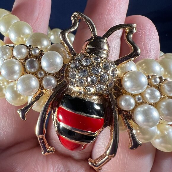 Bee-Themed Pearl Stretch Bracelet With Rhinestone Accents & Gold Tone Details - Picture 3 of 3